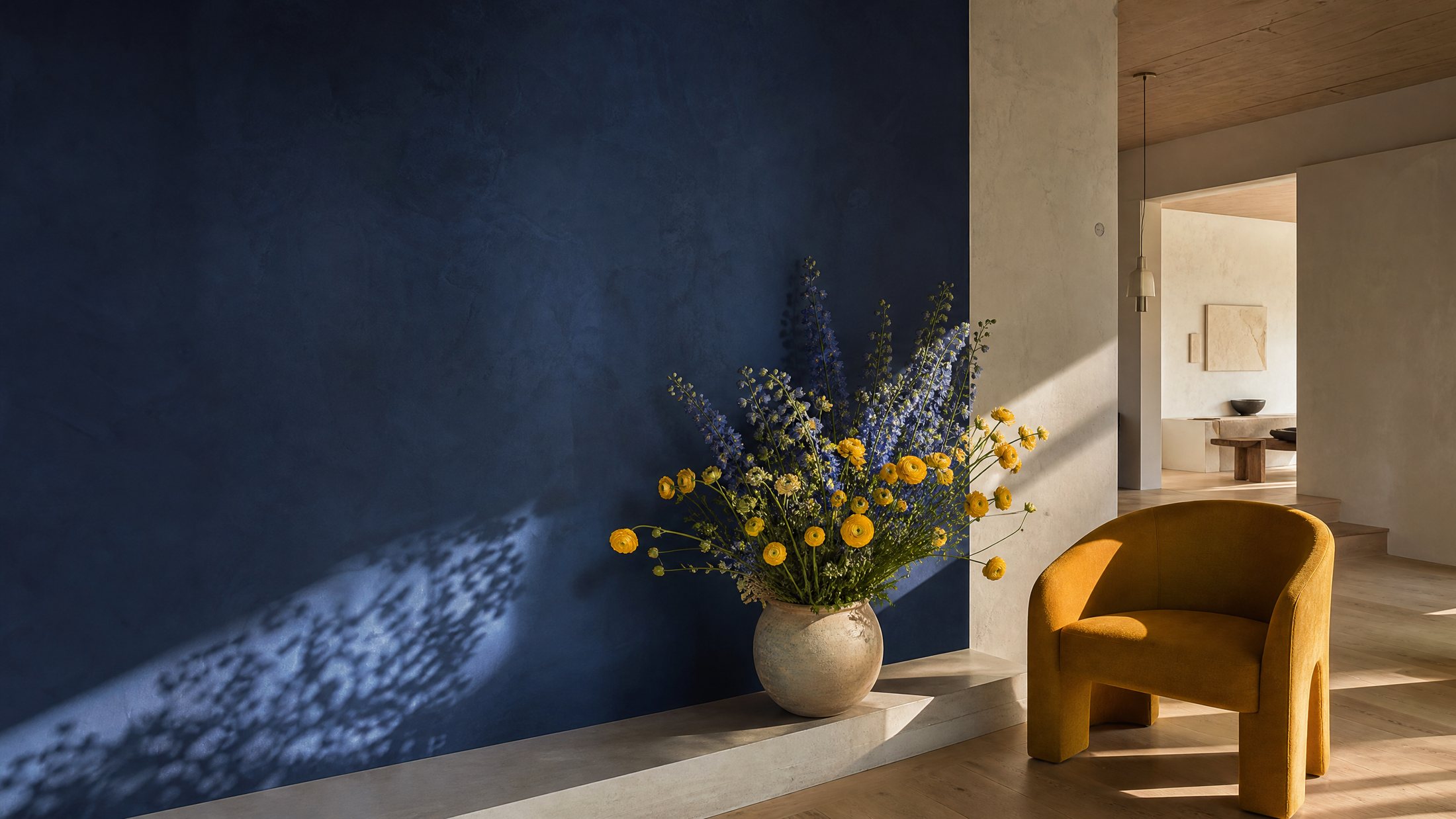 Intérieur bleu profond avec bouquet jaune solaire